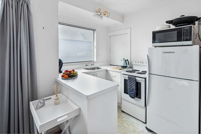 Photo of property in 2/10 Upper Bourke Street, Kilbirnie, Wellington, 6022