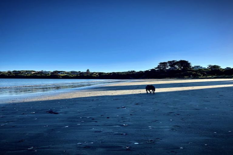 Photo of property in 21 Tindalls Bay Road, Tindalls Beach, Whangaparaoa, 0930