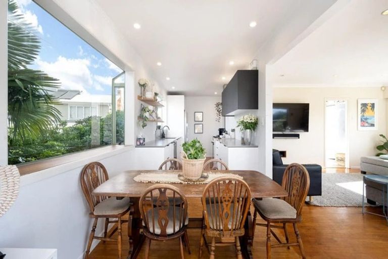 Photo of property in 30 Kiteroa Terrace, Rothesay Bay, Auckland, 0630