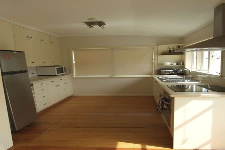 Photo of property in 1/130 Sunset Road, Unsworth Heights, Auckland, 0632