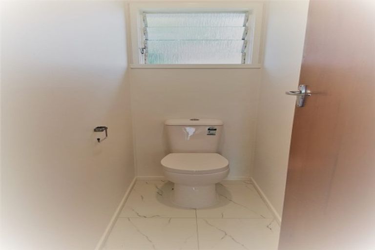 Photo of property in 2/8 Shakespeare Road, Milford, Auckland, 0620