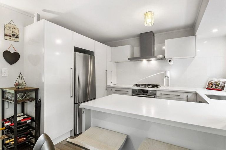 Photo of property in 1/6 Phillipa Place, Browns Bay, Auckland, 0630