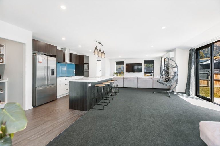 Photo of property in 10 Magpie Place, Lake Hawea, 9382