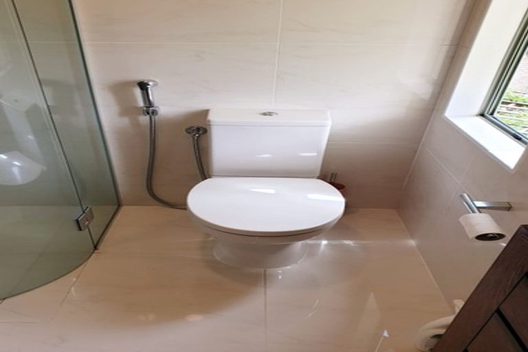 Photo of property in 15 Cayman Place, Unsworth Heights, Auckland, 0632