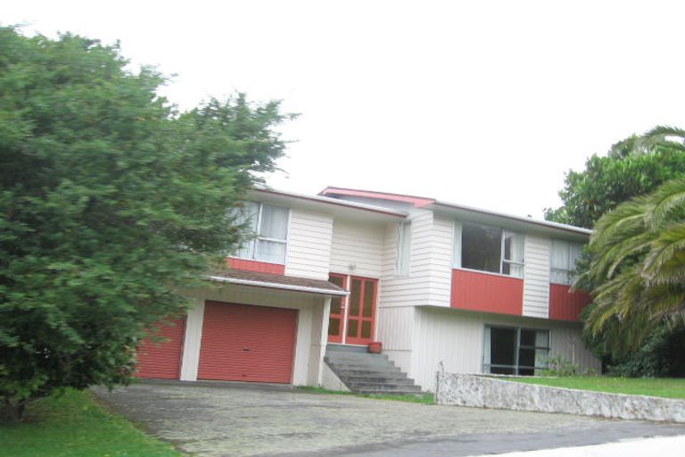 Photo of property in 10 Greyfriars Crescent, Tawa, Wellington, 5028