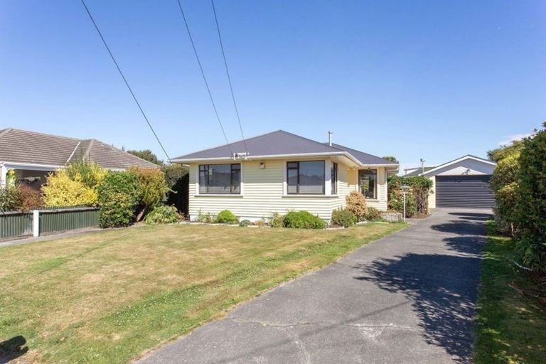 Photo of property in 15 Emlyn Place, Avondale, Christchurch, 8061