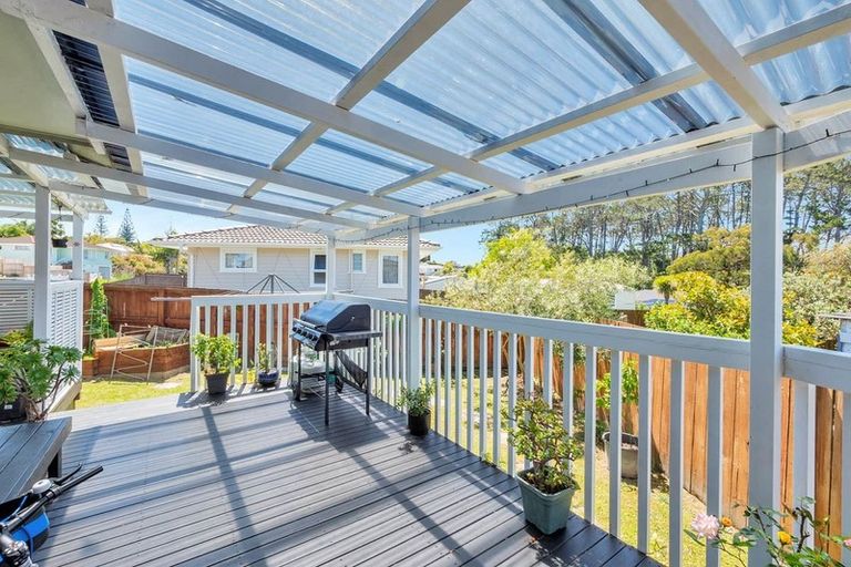 Photo of property in 31 Thornlow Street, Glendene, Auckland, 0602