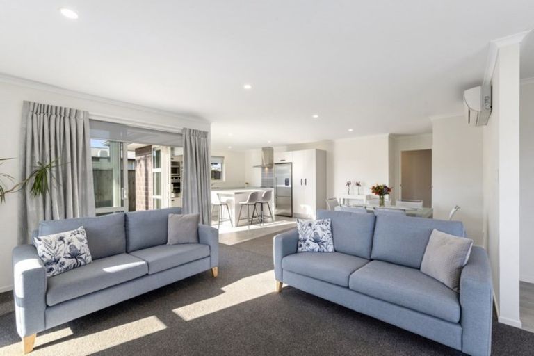 Photo of property in 2 Queenwood Road, Levin, 5510