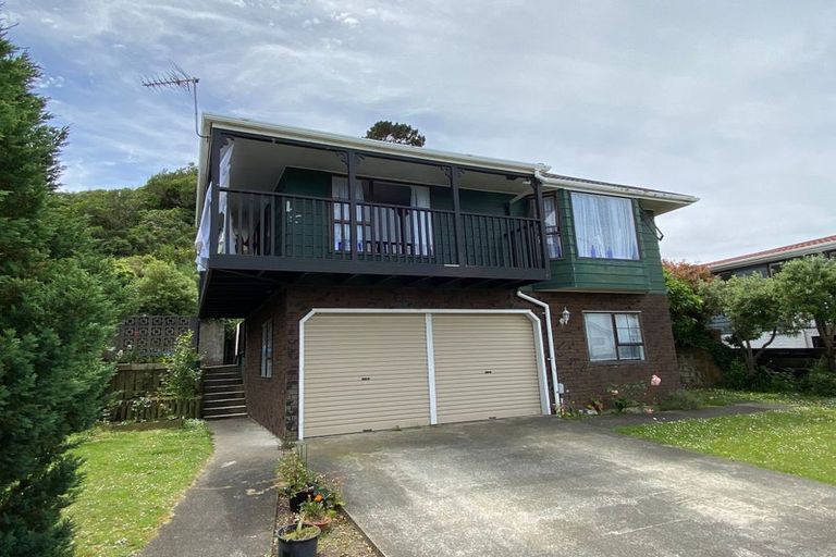 Photo of property in 20 Arahanga Grove, Maupuia, Wellington, 6022