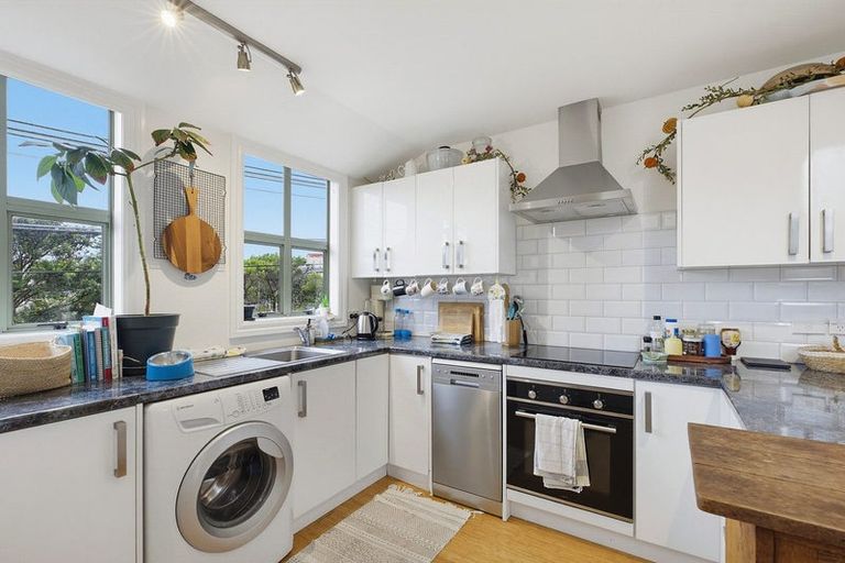 Photo of property in 2/168 Tinakori Road, Thorndon, Wellington, 6011