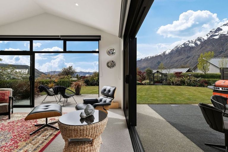Photo of property in 2 Caithness Court, Jacks Point, Queenstown, 9371