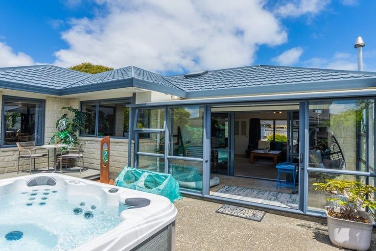 Photo of property in 22 Regent Drive, Paraparaumu Beach, Paraparaumu, 5032