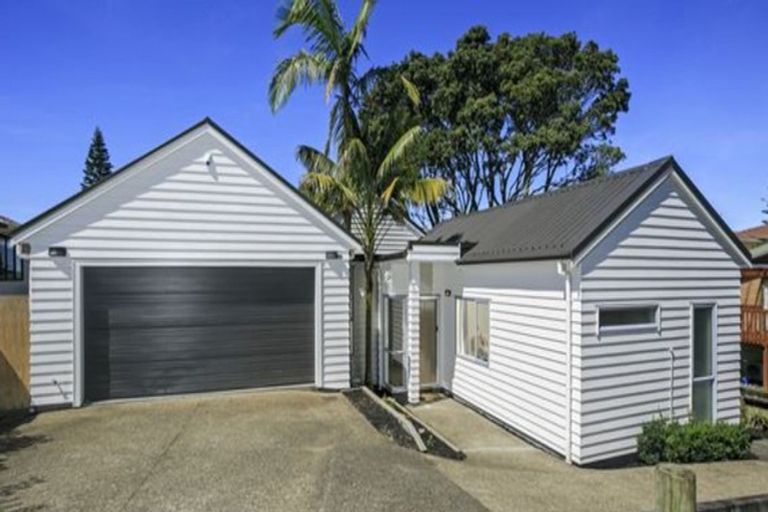 Photo of property in 1b Lynwood Road, New Lynn, Auckland, 0600