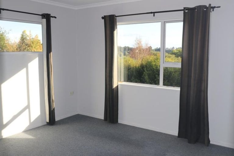 Photo of property in 1 Cromwell Place, Pukekohe, 2120