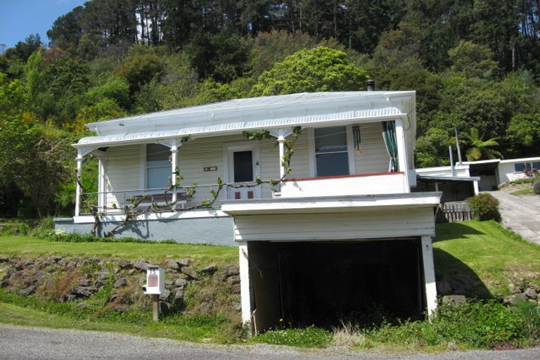 Photo of property in 15 Milton Terrace, Picton, 7220