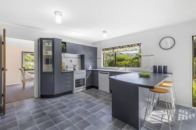 Photo of property in 20 Zande Terrace, Tawa, Wellington, 5028