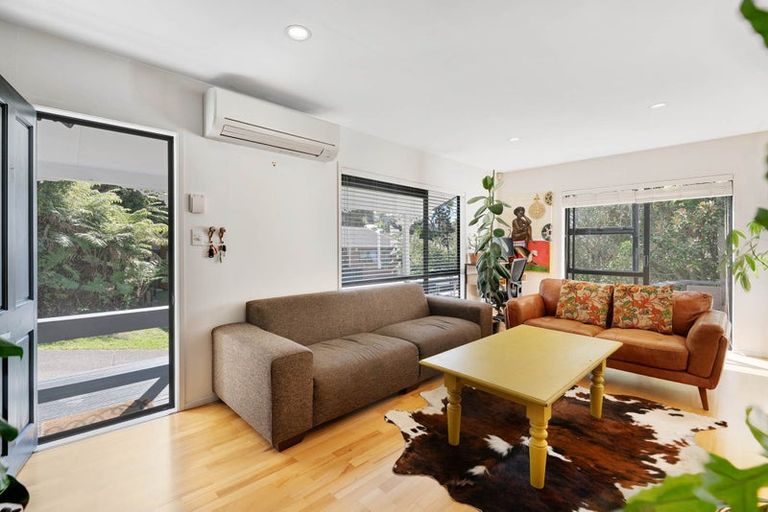 Photo of property in 2/8 Heatherleigh Rise, Northcross, Auckland, 0632