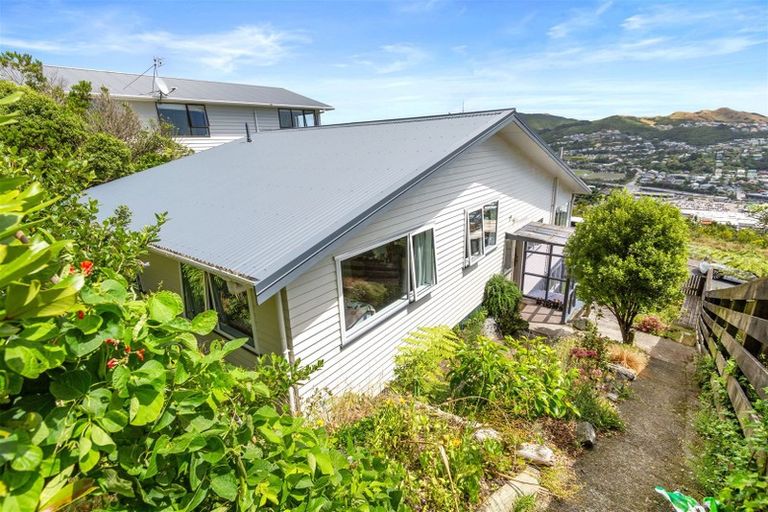 Photo of property in 32 Chapman Street, Newlands, Wellington, 6037