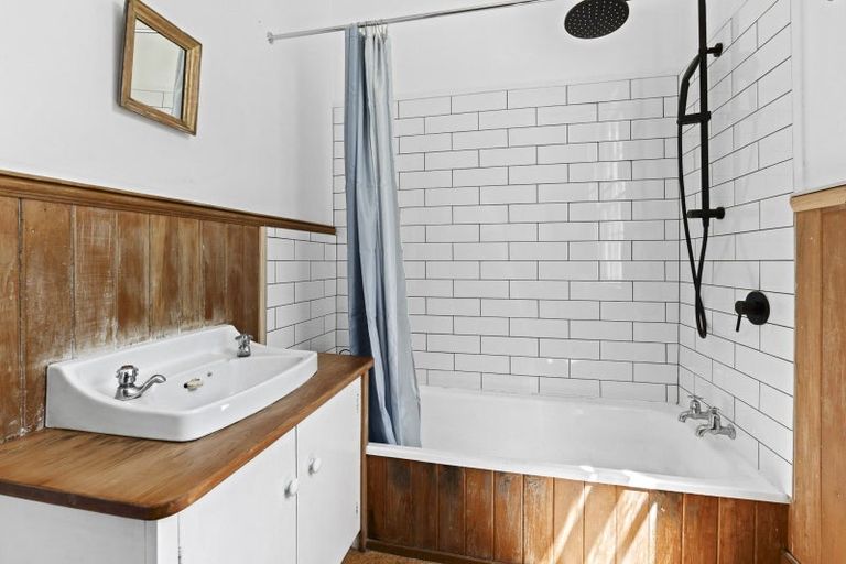 Photo of property in 90 Pendarves Street, New Plymouth, 4310