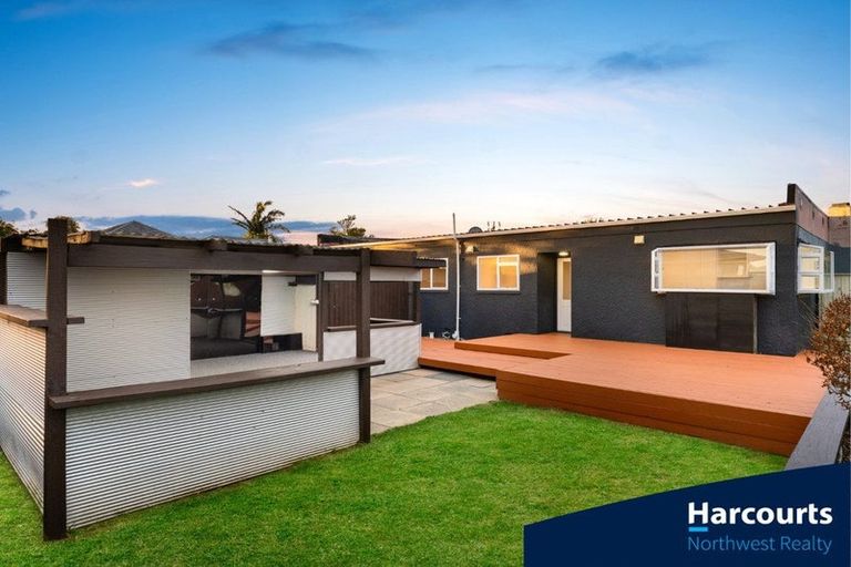 Photo of property in 188 Waimumu Road, Massey, Auckland, 0614