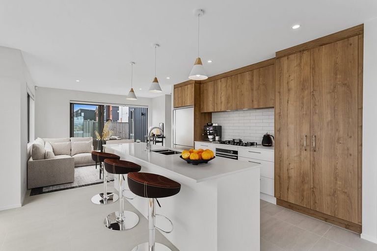 Photo of property in 39 Parkmore Drive, Rosehill, Papakura, 2113