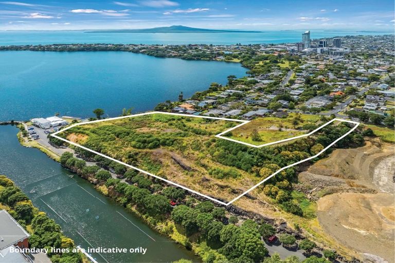 Photo of property in 2d Northcote Road, Takapuna, Auckland, 0622