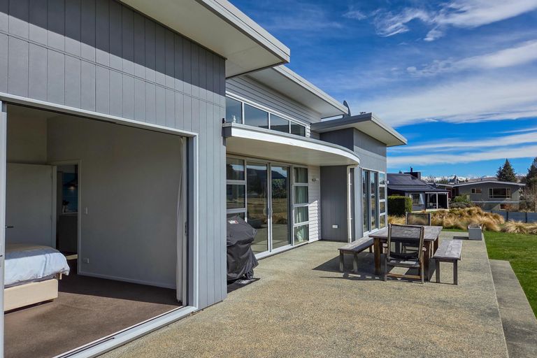 Photo of property in 8 Dwyer Place, Lake Tekapo, 7999