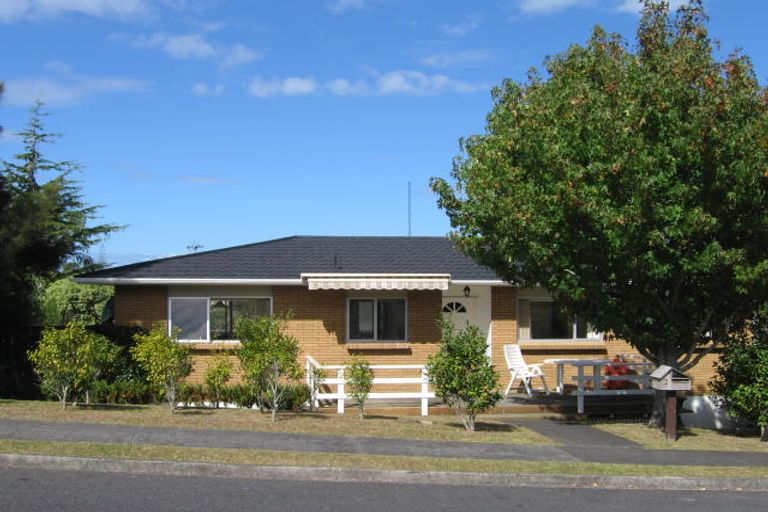 Photo of property in 2/2 Eastwood Rise, Browns Bay, Auckland, 0630