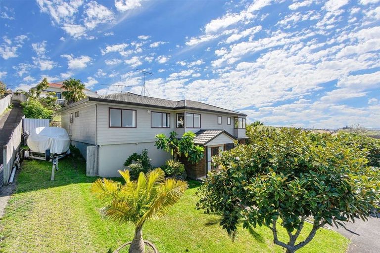 Photo of property in 15 Ballini Rise, West Harbour, Auckland, 0618