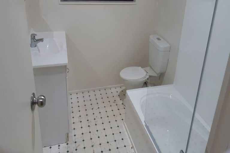 Photo of property in 6/44 Fields Parade, Oteha, Auckland, 0632