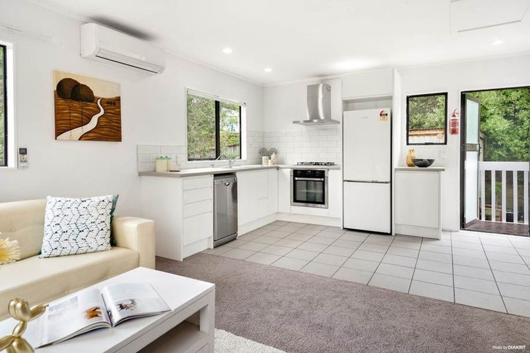 Photo of property in 30 Springtime Crescent, Stanmore Bay, Whangaparaoa, 0932