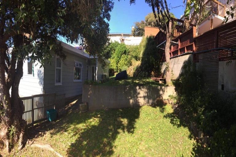 Photo of property in 27 Kellsmere Crescent, Island Bay, Wellington, 6023