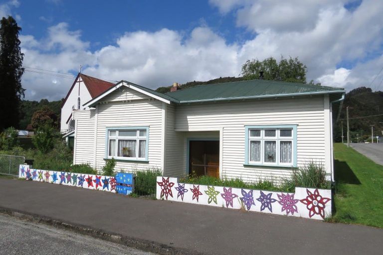 Photo of property in 35 Walsh Street, Reefton, 7830