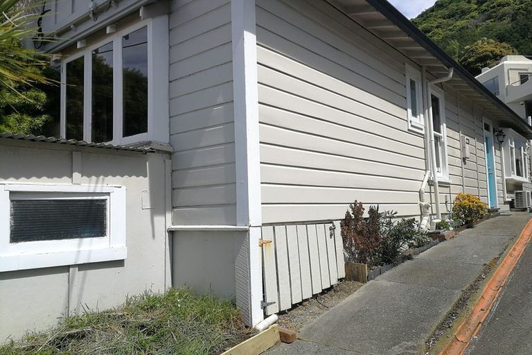 Photo of property in 180 Sutherland Road, Lyall Bay, Wellington, 6022