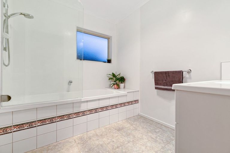 Photo of property in 16 Sunny Dale, Western Heights, Hamilton, 3200