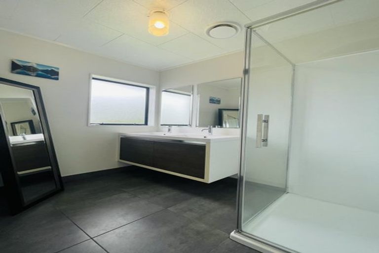 Photo of property in 1 John Webster Place, Glen Eden, Auckland, 0602