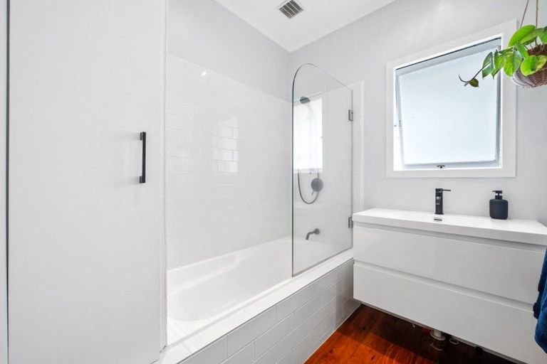 Photo of property in 20 Bradbury Road, Botany Downs, Auckland, 2010