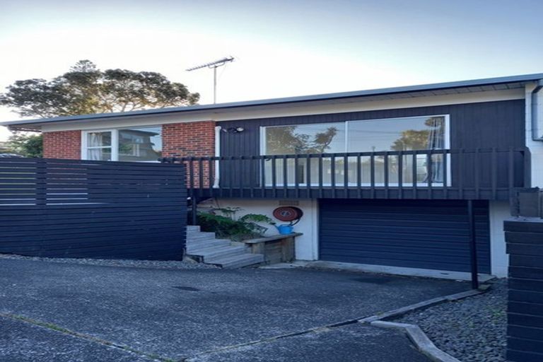Photo of property in 1/20 Penning Road, Castor Bay, Auckland, 0620