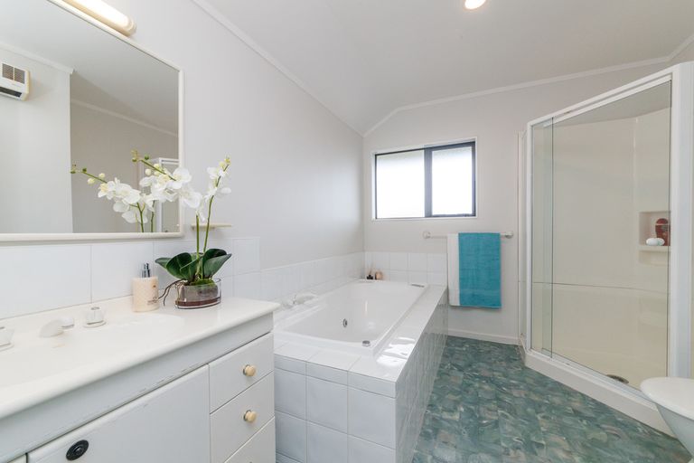 Photo of property in 9 Scandia Court, Hokowhitu, Palmerston North, 4410