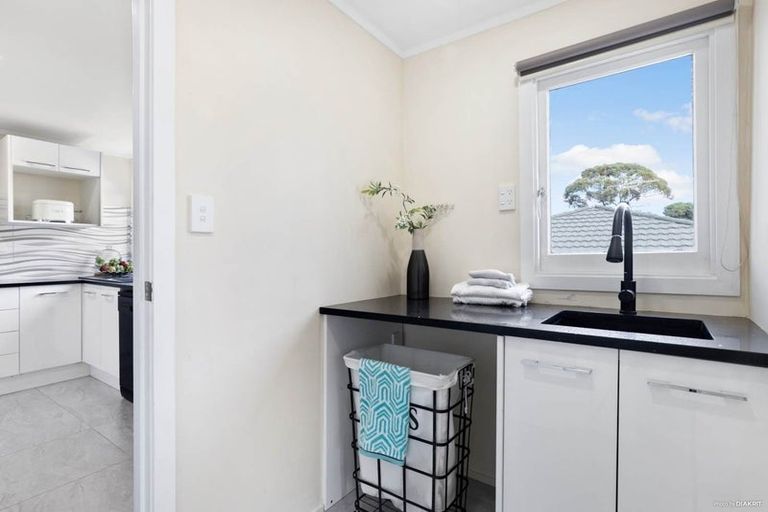 Photo of property in 2c Waiari Road, Conifer Grove, Takanini, 2112