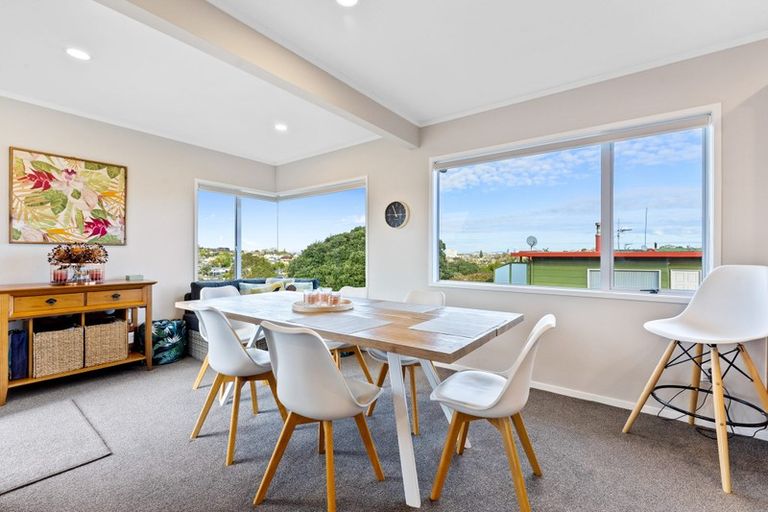 Photo of property in 16 Knightsbridge Drive, Forrest Hill, Auckland, 0620