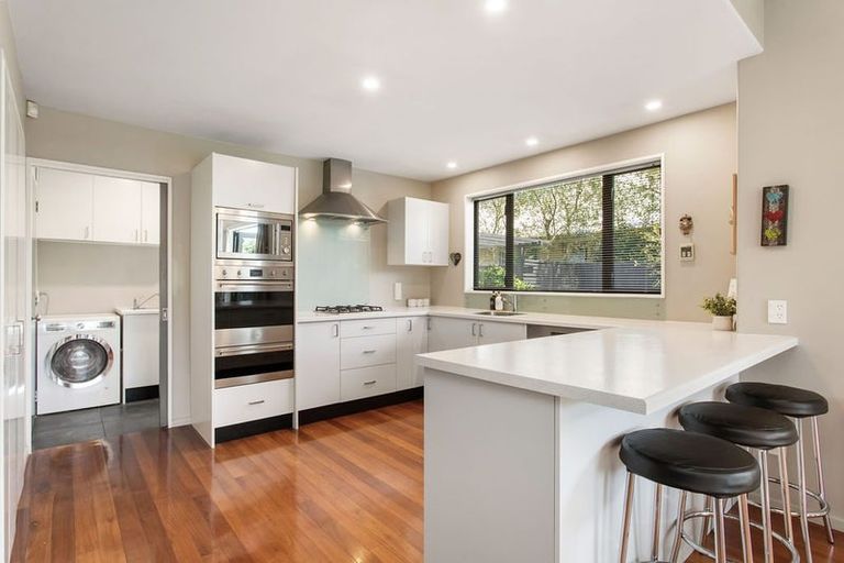 Photo of property in 28 Willowview Drive, Redwood, Christchurch, 8051