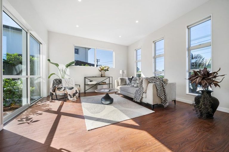 Photo of property in 5 Lyttelton Avenue, Forrest Hill, Auckland, 0620