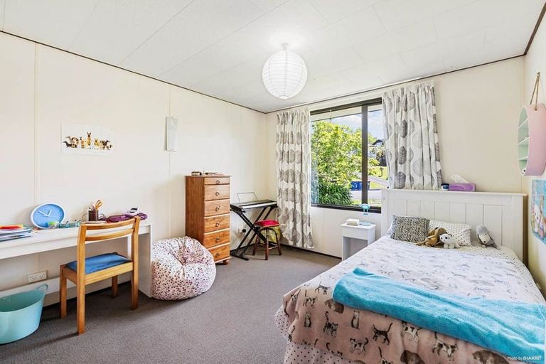 Photo of property in 15 Kotinga Avenue, Glen Eden, Auckland, 0602