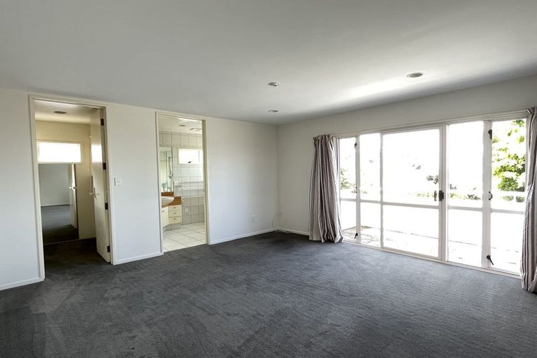 Photo of property in 2/21 Calypso Place, Rothesay Bay, Auckland, 0630
