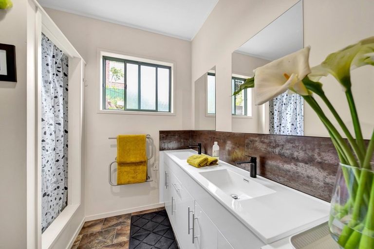 Photo of property in 339a Devon Street West, New Plymouth, 4310