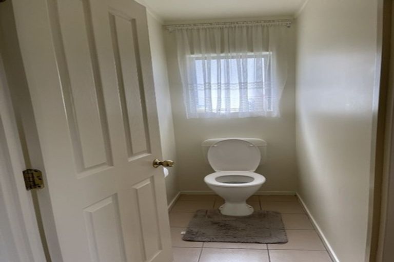 Photo of property in 34 Ginders Drive, Massey, Auckland, 0614