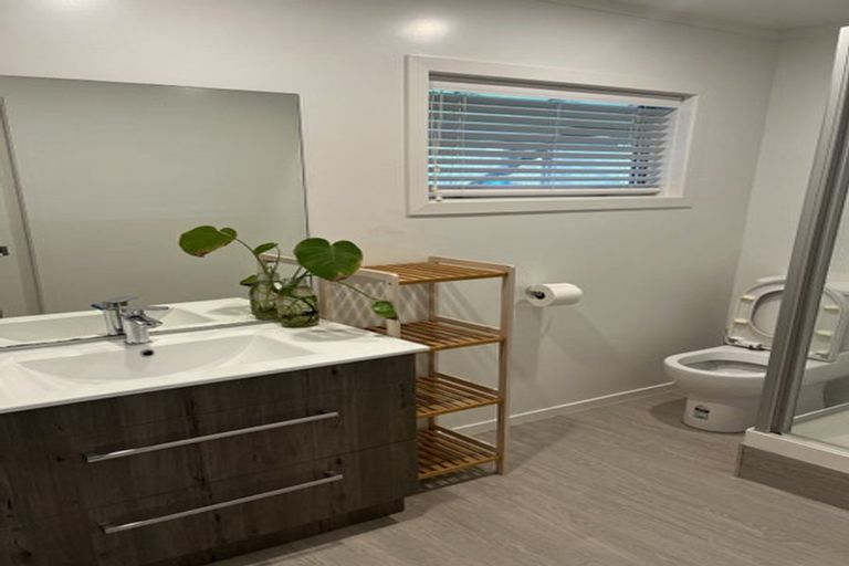 Photo of property in 16 Thorburn Avenue, Red Beach, 0932