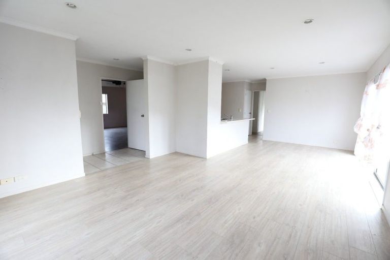 Photo of property in 24 Ashmere Lane, Weymouth, Auckland, 2103