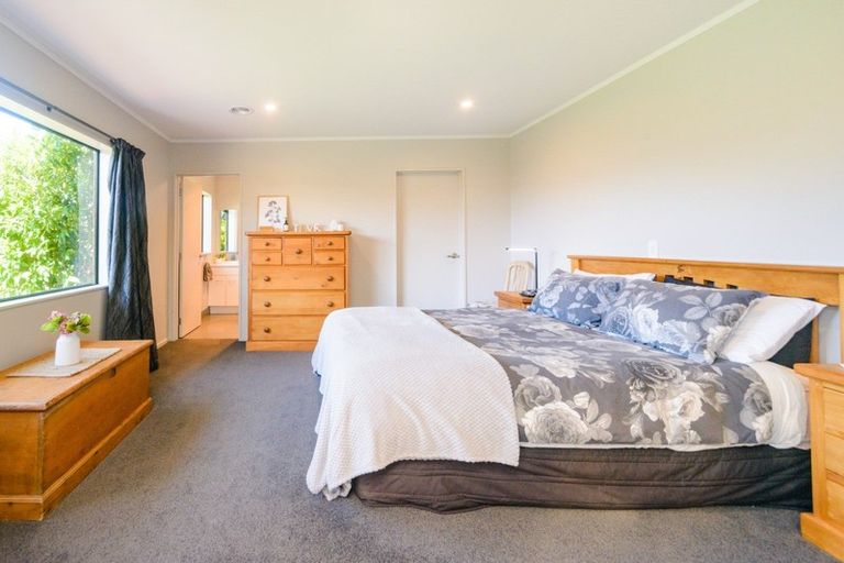 Photo of property in 18 Daniel Place, Kelvin Grove, Palmerston North, 4414